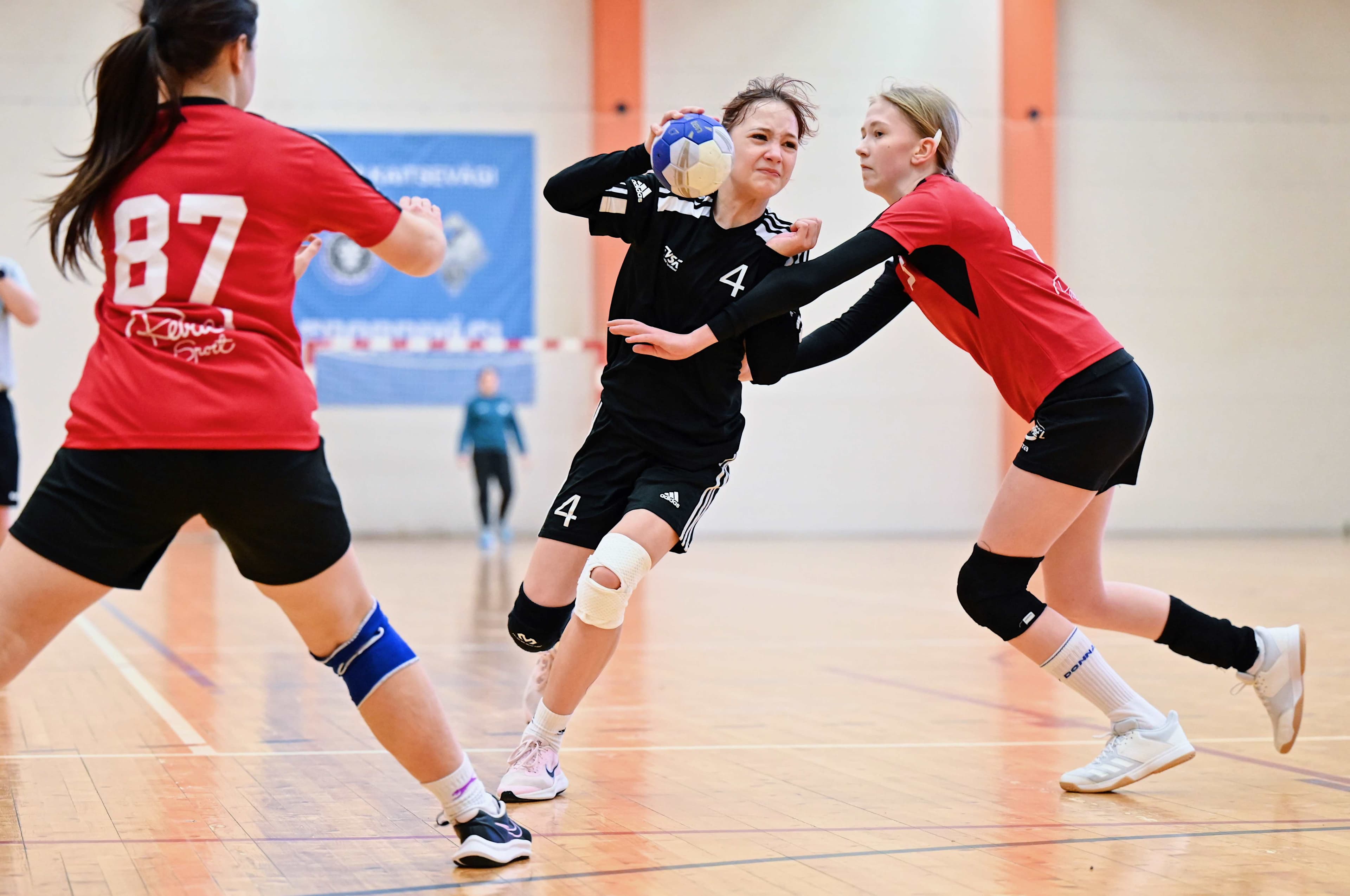 Tapa Spordihoones toimusid tütarlaste B2 vanuseklassi I etapi mängud 2025 Eesti meistrivõistlustel käsipallis