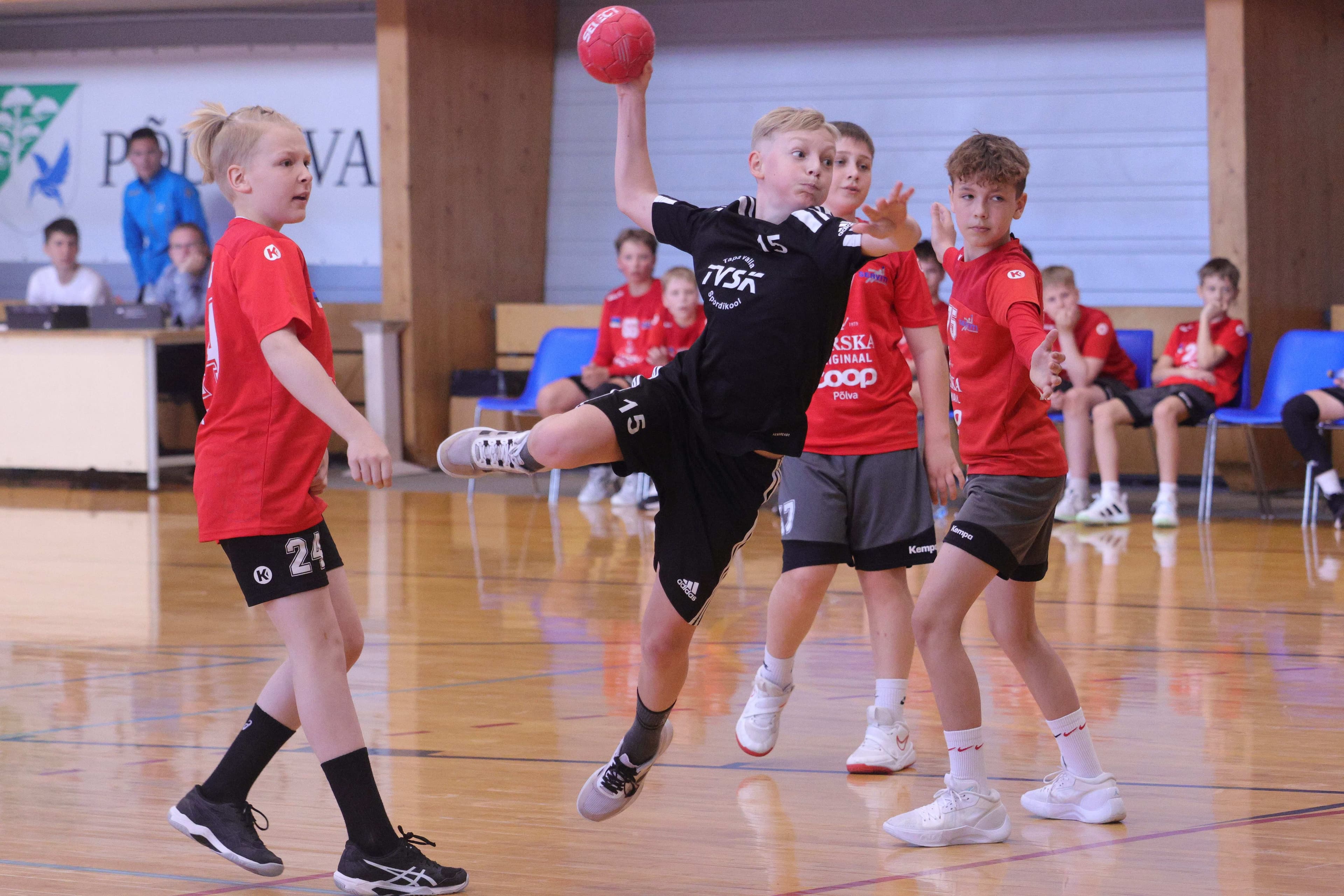 Noormeeste D vanuseklassi 2024 Eesti meistrivõistlustel käsipallis on jäänud mängida veel viimane võistluspäev